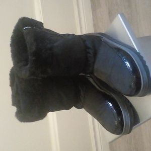 Girls size 4 waterproof winter boots by Cougar warmth in -30 in black w faux fur